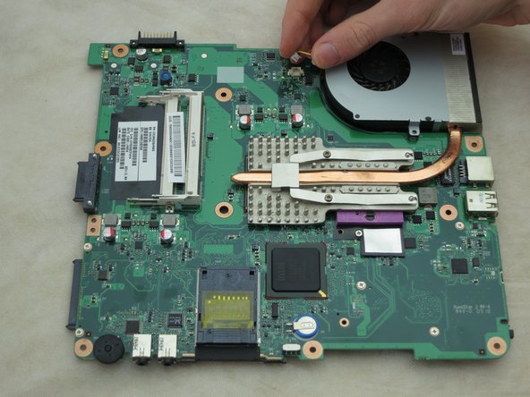 Toshiba Satellite L305-S5946 Cooling Fan Replacement: crwdns2935265:034crwdnd2935265:02crwdnd2935265:02crwdne2935265:0