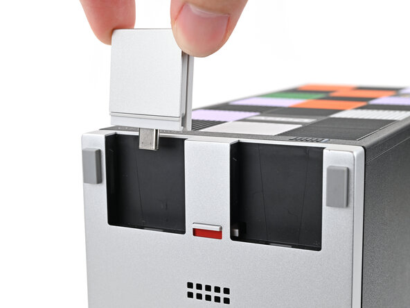 How to Install and Remove Expansion Cards: crwdns2935265:05crwdnd2935265:03crwdnd2935265:03crwdne2935265:0