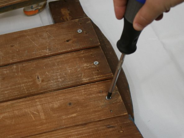 How to Repair a Broken Playhouse Door: crwdns2935265:06crwdnd2935265:02crwdnd2935265:03crwdne2935265:0