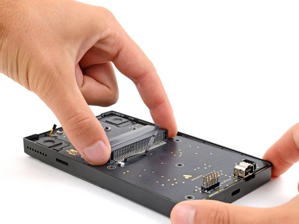 Analogue Pocket Buttons Replacement, Raise the main board: 步骤 15 中的图像 1，3