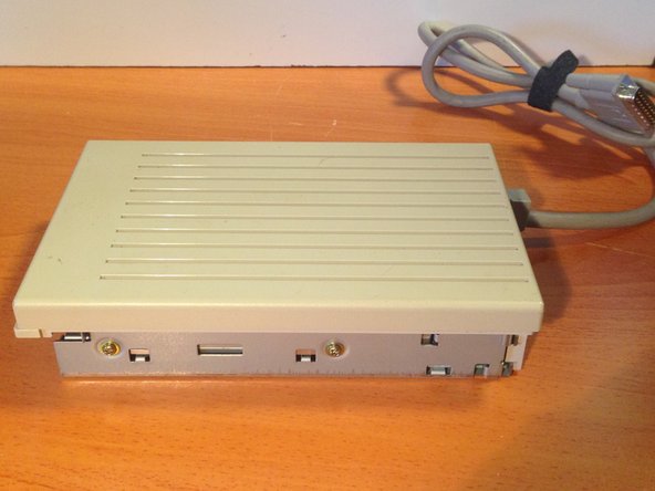 Apple 3.5 Drive External Floppy Drive Teardown, Removing the Case Top: crwdns2935265:04crwdnd2935265:02crwdnd2935265:03crwdne2935265:0