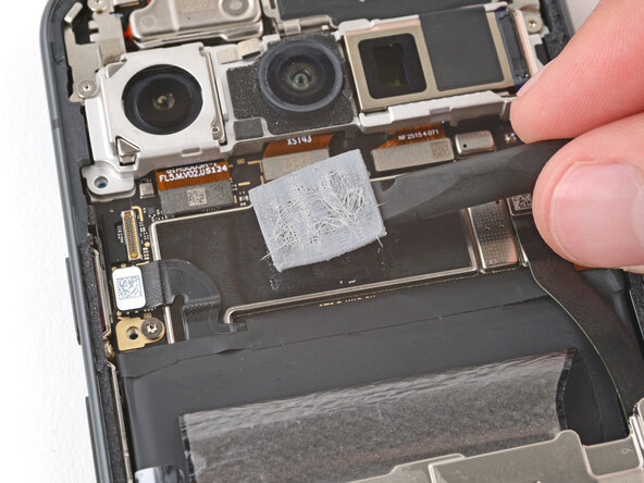 Google Pixel 10 Battery Replacement, Replace the thermal pad: 39 단계, 이미지 3개 중 2개