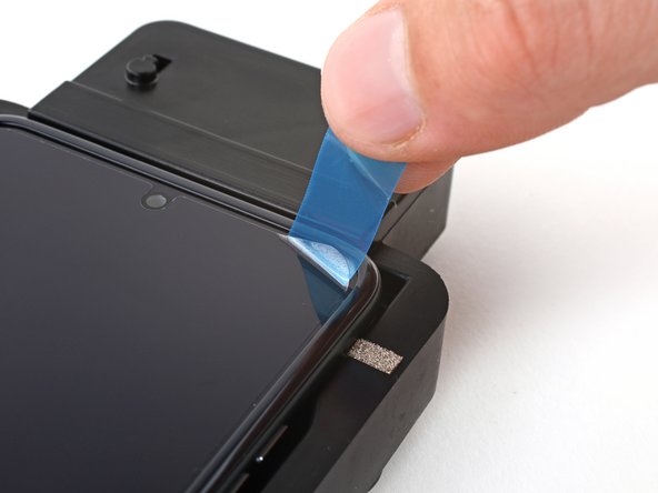 Motorola Razr+ Screen Protector Replacement, Grip the screen protector: 8 단계, 이미지 3개 중 2개