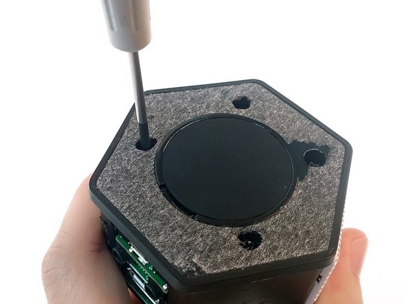 Sound BlasterAxx AXX 200 Teardown, Opening bottom chamber: crwdns2935265:08crwdnd2935265:02crwdnd2935265:03crwdne2935265:0