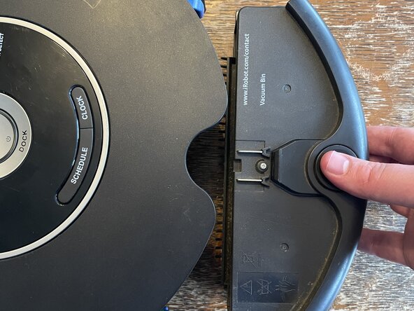 iRobot Roomba 581 Teardown, Bin and Side Brush: crwdns2935265:02crwdnd2935265:01crwdnd2935265:02crwdne2935265:0