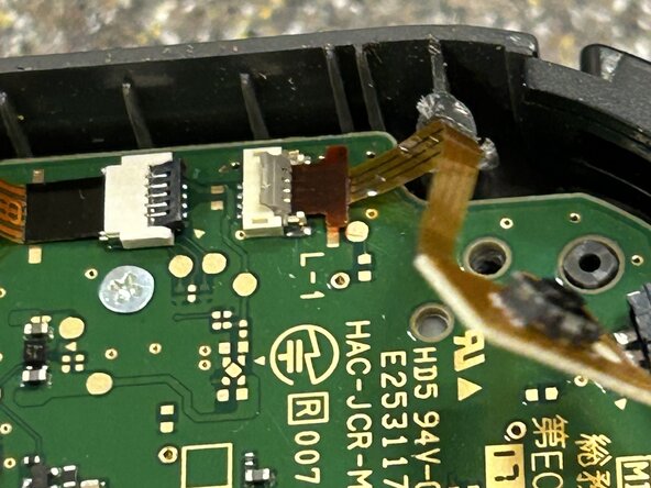 Right Joy-Con Teardown: crwdns2935265:010crwdnd2935265:02crwdnd2935265:03crwdne2935265:0