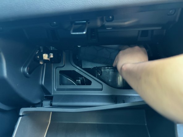 2020 Honda Civic Cabin Filter Replacement: passo 3, immagine 2 di 2