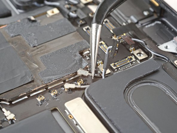 iPad Pro 11" 3rd Gen Battery Replacement, Disconnect the top left antenna cables: crwdns2935265:068crwdnd2935265:02crwdnd2935265:03crwdne2935265:0