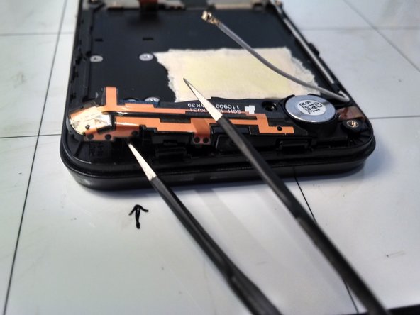 Disassembling Samsung Captivate Glide Phone, Antenna Module Removal: crwdns2935265:012crwdnd2935265:03crwdnd2935265:03crwdne2935265:0