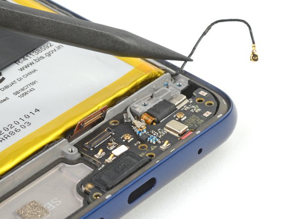 Motorola Moto G Play (2021) Screen Replacement, Reposition the antenna cables: crwdns2935265:030crwdnd2935265:02crwdnd2935265:03crwdne2935265:0