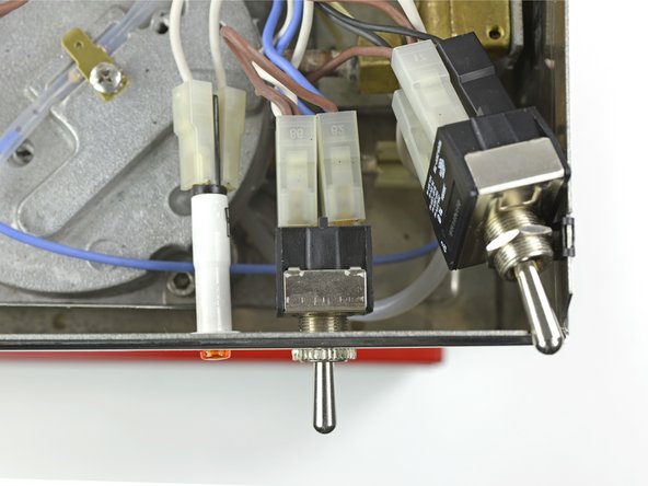 Austausch der Dichtungen im  Dampf-/Heißwasserventil, Schalter entfernen: crwdns2935265:04crwdnd2935265:02crwdnd2935265:02crwdne2935265:0