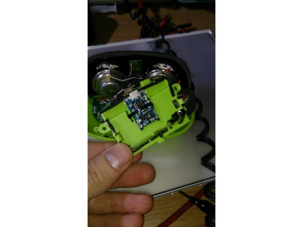 xqisit xqBeat Battery Replacement, new battery charge-controller: crwdns2935265:04crwdnd2935265:03crwdnd2935265:03crwdne2935265:0