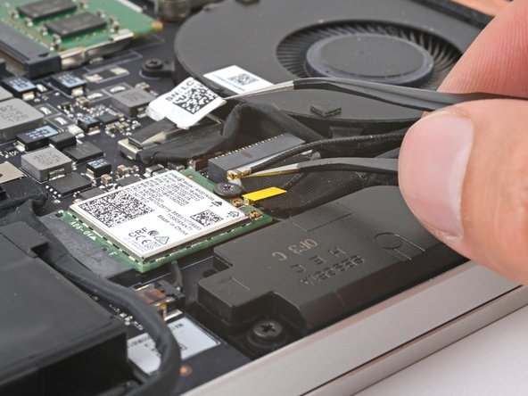 Razer Blade 15" (2020) Screen Replacement, Disconnect the antenna cables: crwdns2935265:09crwdnd2935265:03crwdnd2935265:03crwdne2935265:0