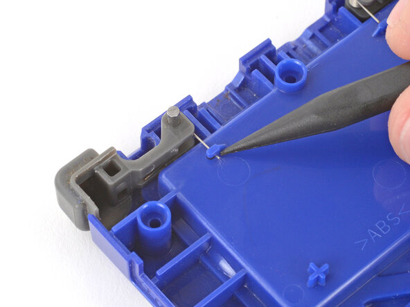 Nintendo Game Boy Advance SP Buttons Replacement, Unclip the shoulder buttons: crwdns2935265:07crwdnd2935265:01crwdnd2935265:03crwdne2935265:0