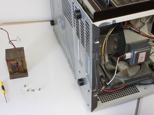 Quasar Microwave Capacitor Replacement: crwdns2935265:010crwdnd2935265:03crwdnd2935265:03crwdne2935265:0