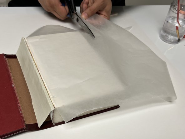 How to Reattach a Cover to a Hardcover Book: passo 16, immagine 2 di 3