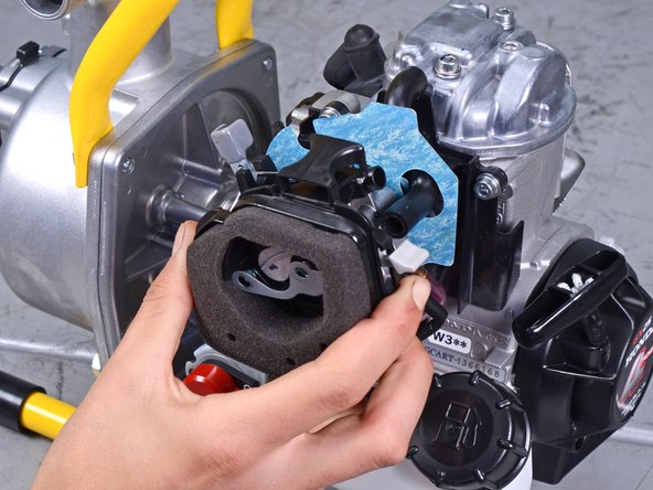 Wacker Pump PG1 2014 Carburetor Replacement, Remove the air box: crwdns2935265:07crwdnd2935265:02crwdnd2935265:03crwdne2935265:0