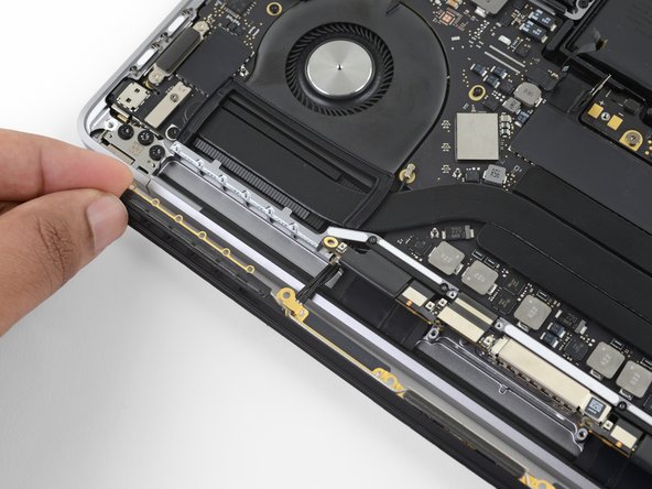 MacBook Pro 13" Touch Bar 2018 Screen Replacement, Remove the antenna assembly: crwdns2935265:025crwdnd2935265:02crwdnd2935265:03crwdne2935265:0