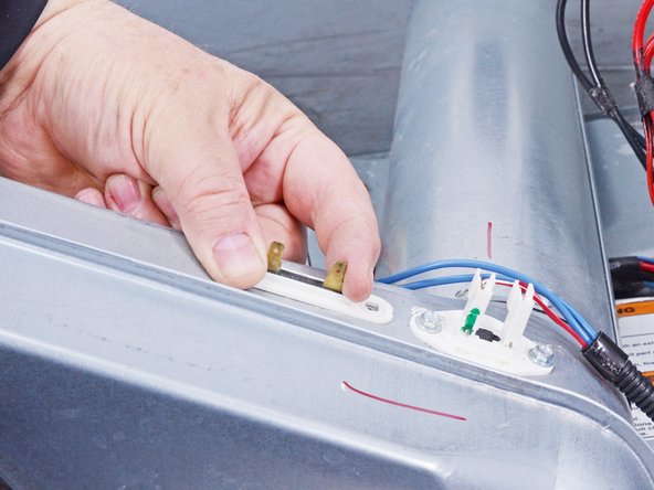 Whirlpool WED87HED Dryer Thermal Fuse Testing and Replacement, Unfasten the thermal fuse: 手順 44、 3の画像 2