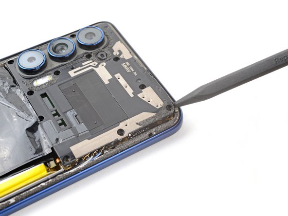 Motorola Edge 5G UW (2022) Screen Replacement, Release the motherboard cover clips: crwdns2935265:018crwdnd2935265:02crwdnd2935265:02crwdne2935265:0