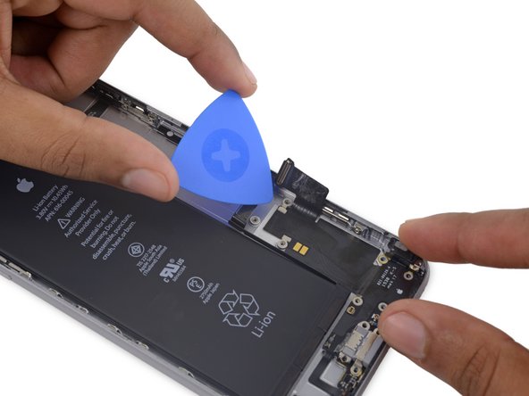 iPhone 6s Plus Lightning 接口和耳机插口: 步骤 64 中的图像 1，3