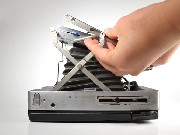 Polaroid Automatic 100 Bottom Frame Spring Replacement: crwdns2935265:04crwdnd2935265:03crwdnd2935265:03crwdne2935265:0