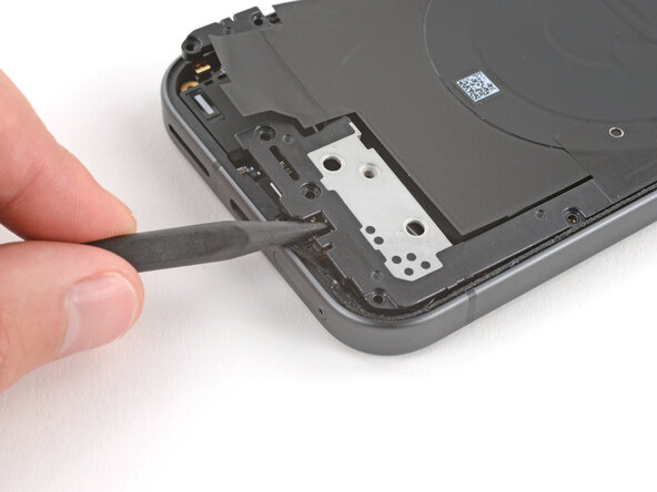 Google Pixel 9a Logic Board Replacement, Unclip the wireless charging assembly: passo 13, immagine 2 di 3