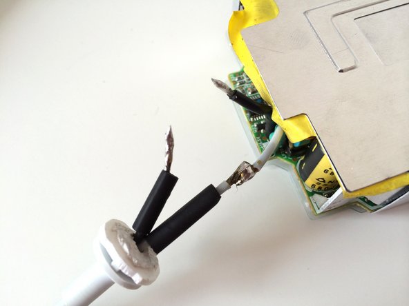 How to Repair an Apple AC Adapter Broken Cable: crwdns2935265:013crwdnd2935265:02crwdnd2935265:03crwdne2935265:0