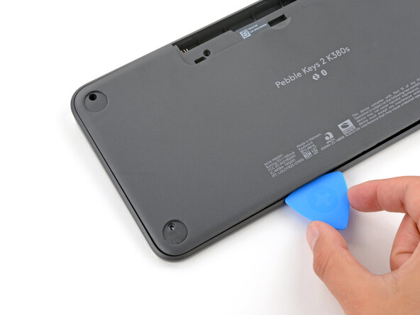 How to Open Your Logitech Pebble Keys 2 K380s Keyboard: passo 9, immagine 1 di 3