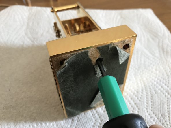 Wind-up carriage clock Service clean, Detaching the movement from the base: crwdns2935265:06crwdnd2935265:02crwdnd2935265:03crwdne2935265:0