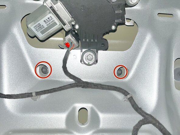 2019 Chevrolet Traverse Driver Side Trunk Taillight Replacement: step 8, image 1 of 3