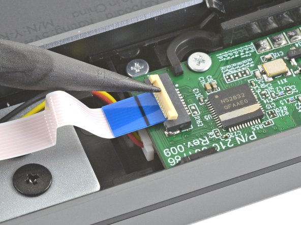 Logitech Craft Battery Replacement, Remove the interconnect cable: crwdns2935265:09crwdnd2935265:02crwdnd2935265:03crwdne2935265:0