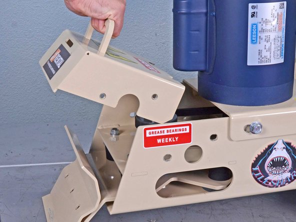 EDCO Floor Stripper TS8 .75L (2017) Striker Plate Replacement, Remove the hood: crwdns2935265:03crwdnd2935265:02crwdnd2935265:02crwdne2935265:0