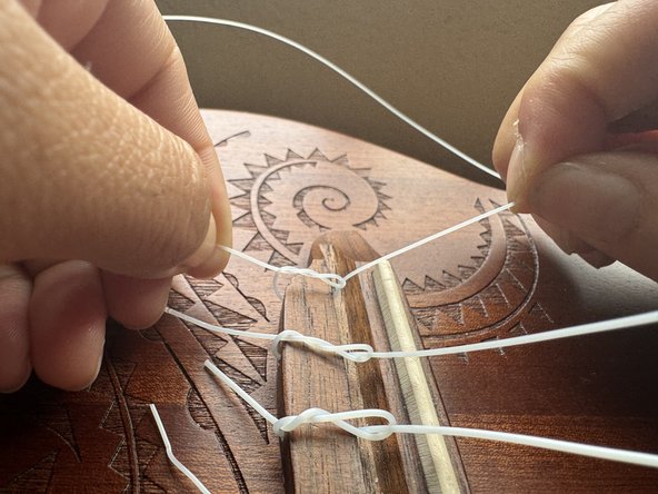 How to Change Ukulele Strings For Left Handed Players: crwdns2935265:03crwdnd2935265:03crwdnd2935265:03crwdne2935265:0