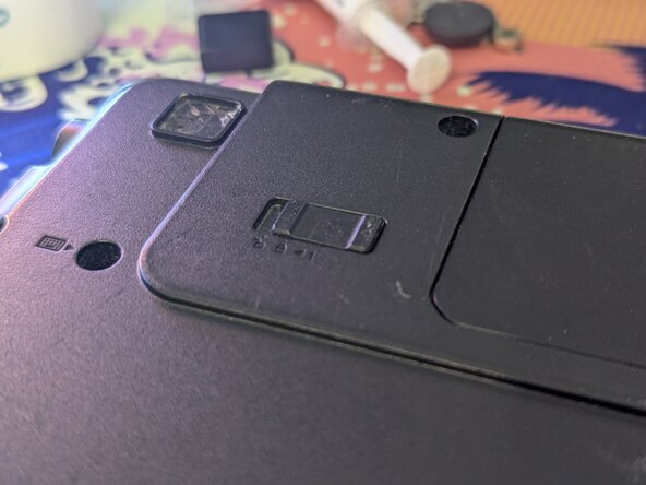 Lenovo G570 Battery Replacement, Left Switch: crwdns2935265:02crwdnd2935265:01crwdnd2935265:03crwdne2935265:0