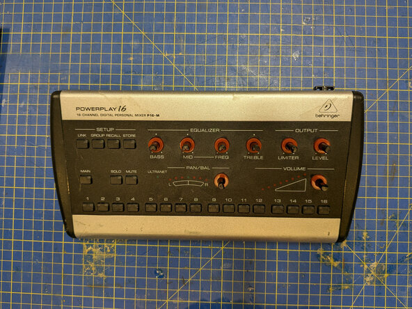 Behringer Powerplay P16-M button and controls board removal, Remove the knobs: passo 4, immagine 2 di 2