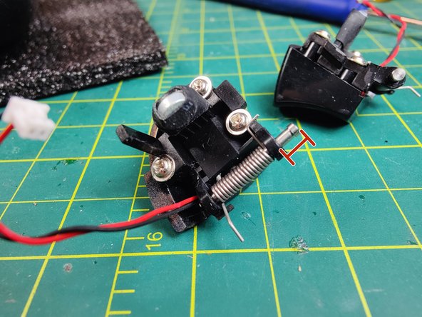 Razer Wildcat Xbox One Controller Disassembly, Remove the triggers: adım 4, 3 resimden 3.