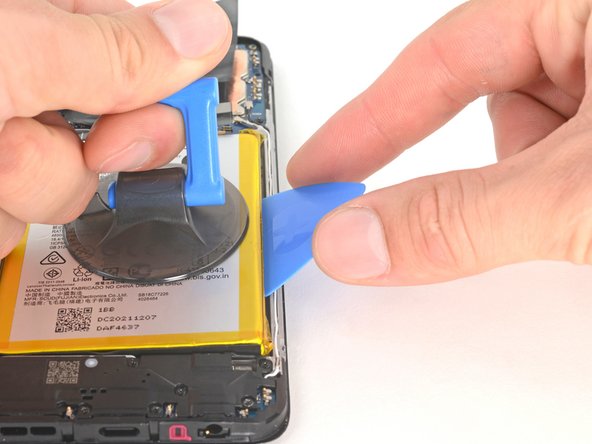 Motorola Moto G 5G (2022) Battery Replacement, Pry the battery: crwdns2935265:023crwdnd2935265:03crwdnd2935265:03crwdne2935265:0