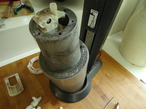 Sodastream Crystal öffnen und reinigen, Sprudeleinheit entfernen: crwdns2935265:00crwdnd2935265:01crwdnd2935265:01crwdne2935265:0