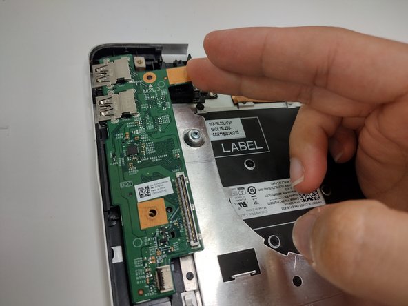 Dell Inspiron 17" 7786 2-in-1 Keyboard Replacement, I/O Board (SD and x2 USB ports): crwdns2935265:028crwdnd2935265:02crwdnd2935265:02crwdne2935265:0