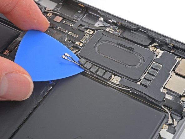 iPad Pro 11" 3rd Gen Battery Replacement, Separate the 5G mmWave antenna cables: crwdns2935265:048crwdnd2935265:02crwdnd2935265:03crwdne2935265:0