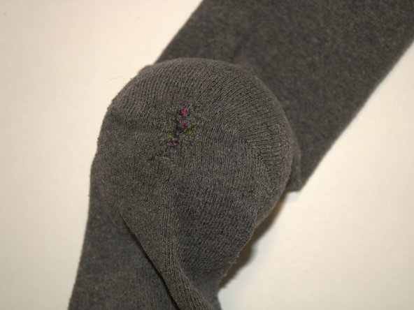 How to Fix a Small Hole in a Sock: crwdns2935265:010crwdnd2935265:02crwdnd2935265:03crwdne2935265:0