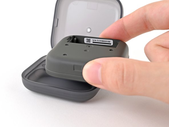 Fairphone Fairbuds Mainboard Replacement, Remove the charging core: crwdns2935265:05crwdnd2935265:02crwdnd2935265:02crwdne2935265:0