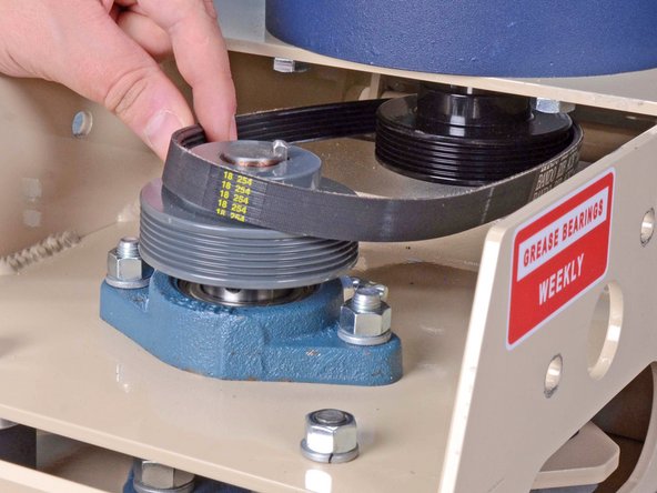 EDCO Floor Stripper TS8 .75L (2017) Striker Plate Replacement, Remove the belt: crwdns2935265:06crwdnd2935265:03crwdnd2935265:03crwdne2935265:0