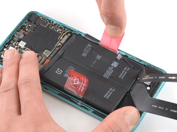 OnePlus 8T Battery Replacement, Pull up the battery: 15 단계, 이미지 3개 중 2개