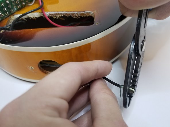 Replacing the Audio Jack on a Hofner Violin Bass: passo 5, immagine 2 di 3