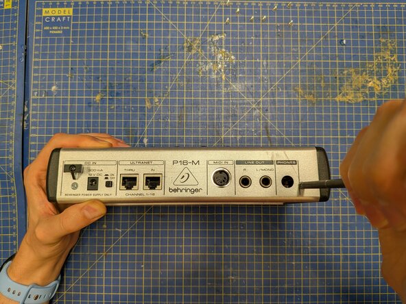 Behringer Powerplay P16-M IO/Processing circuit board removal, Free the board from the back plate: passo 2, immagine 2 di 3