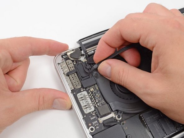 MacBook Pro 15" Retina Display Mid 2012 LCD Cable Replacement: crwdns2935265:08crwdnd2935265:02crwdnd2935265:03crwdne2935265:0