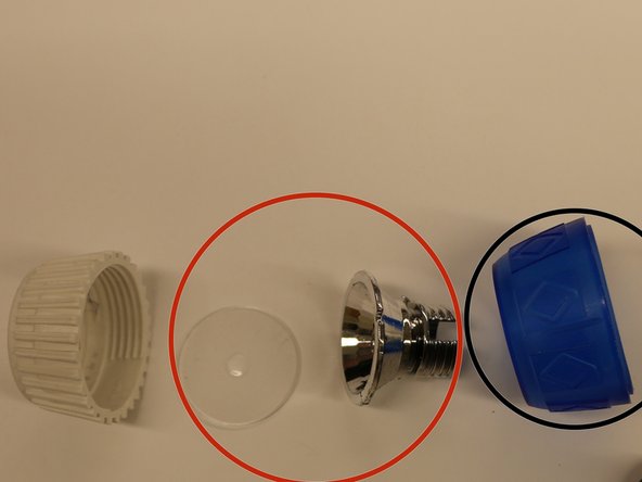 Disassembling Flashlight Light Bulb Components: passo 3, immagine 2 di 2