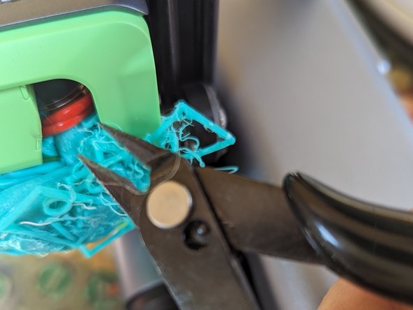 How to Remove a Blob from an AnkerMake M5 3D Printer, Clear Blob Chunks to Remove Extruder Housing Trim: adım 3, 3 resimden 2.